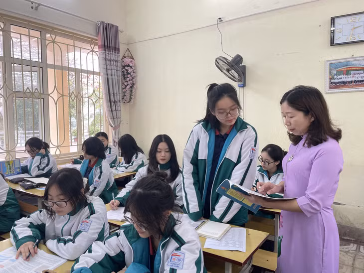 Cô giáo Đào Thị Diệp, Trường THPT Bãi Cháy (TP Hạ Long) trong một giờ lên lớp.