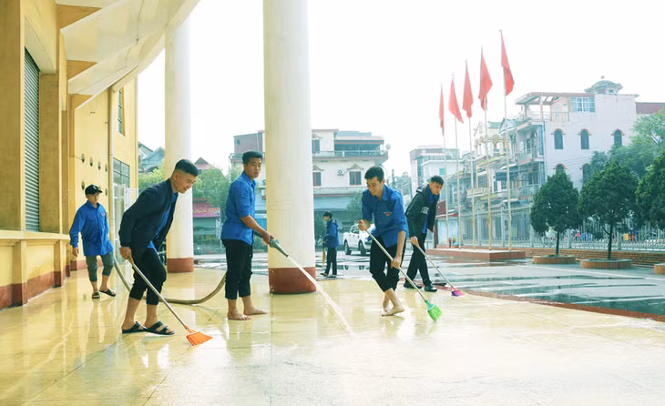 Tuổi trẻ Than Mạo Khê tích cực vệ sinh môi trường, giữ gìn môi trường xanh, sạch, đẹp. (Ảnh Phạm Cừ CTV)