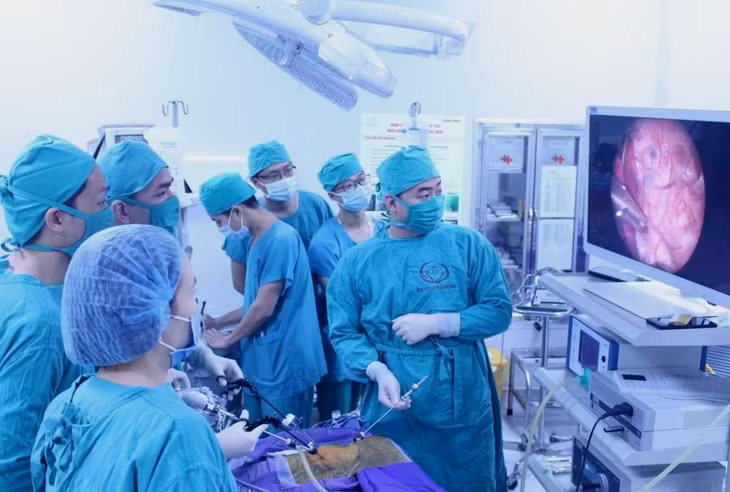Y, bác sĩ Bệnh viện Sản Nhi Quảng Ninh tiến hành phẫu thuật tim nội soi đóng ống động mạch cho bệnh nhi N.K.A 5 tháng tuổi. Ảnh: Đơn vị cung cấp.