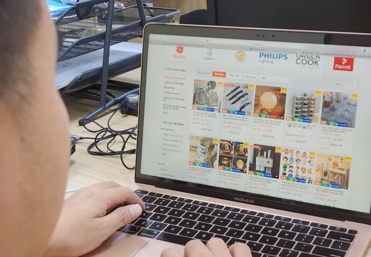 Cơ quan chức năng siết chặt thu thuế bán hàng online. Ảnh: Trí Minh