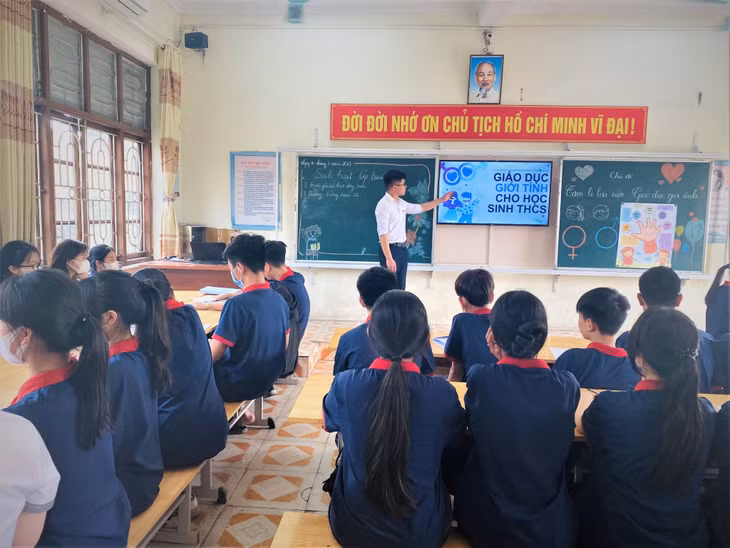 Thầy giáo Ngô Quốc Tuấn, Phó Bí thư Đoàn Thanh niên Trường THCS Nguyễn Đức Cảnh tuyên truyền về giới tính cho đoàn viên thanh niên nhà trường.