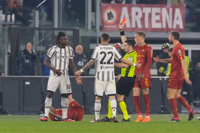 Moise Kean lĩnh thẻ đỏ trực tiếp ở phút 90. Ảnh: asroma.it