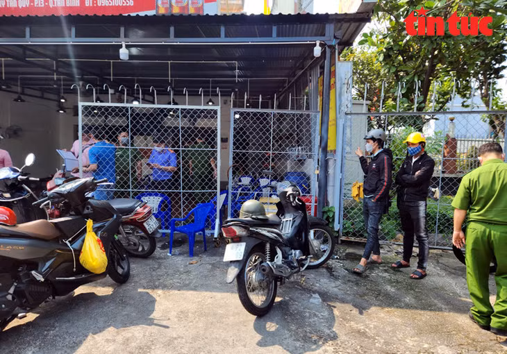 Công an khám nghiệm hiện trường.