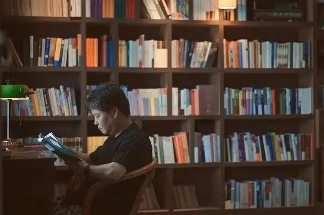 Nhà văn Dư Hoa. Ảnh: Baidu.