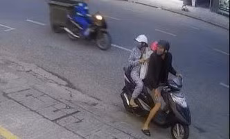 Bồng theo con nhỏ, hai vợ chồng dàn cảnh trộm hàng loạt điện thoại. Ảnh chụp màn hình camera