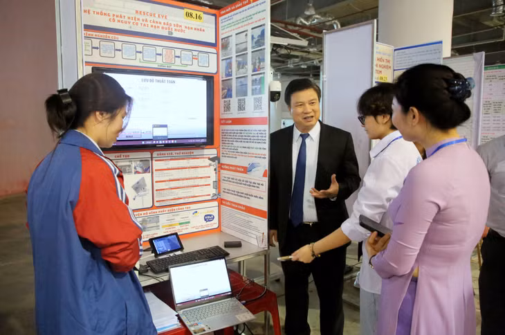 Thứ trưởng Bộ GD&amp;ĐT Nguyễn Hữu Độ tham quan, tìm hiểu và đặt câu hỏi thực tế về Dự án "Rescue eye - hệ thống phát hiện và cảnh báo nạn nhân có nguy cơ tai nạn đuối nước" của học sinh Trường THPT Chuyên Hạ Long. Đây là dự án được kỳ vọng sẽ có hiệu quả thiết thực trong thực tế, góp phần giảm thiểu nguy cơ tai nạn đuối nước.
