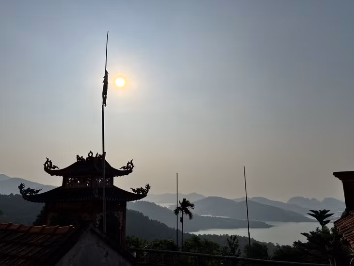 Ở góc nào của chùa cũng dễ dàng thấy được vẻ đẹp "sơn thuỷ hữu tình".