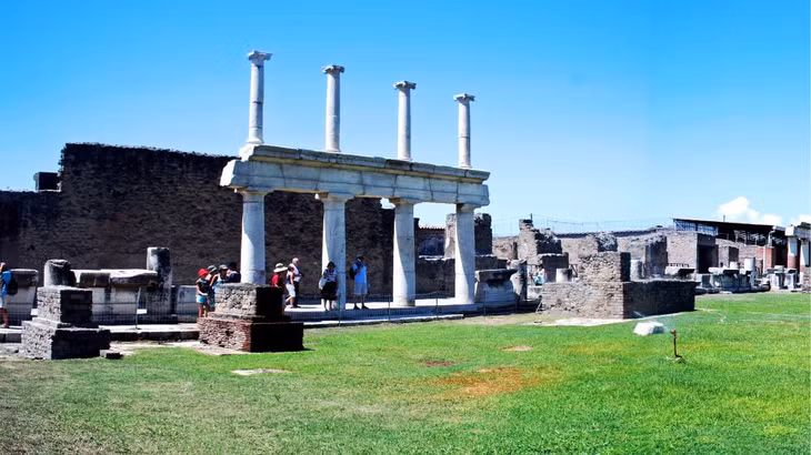 Ban nhạc rock huyền thoại Pink Floyd đã quay một buổi hòa nhạc trực tiếp năm 1971 tại Pompeii, trong đó họ biểu diễn sáu bài hát tại nhà hát vòng tròn La Mã cổ đại của thành phố. Khán giả chỉ gồm ê-kíp sản xuất phim và một số trẻ em địa phương. Ảnh: PME
