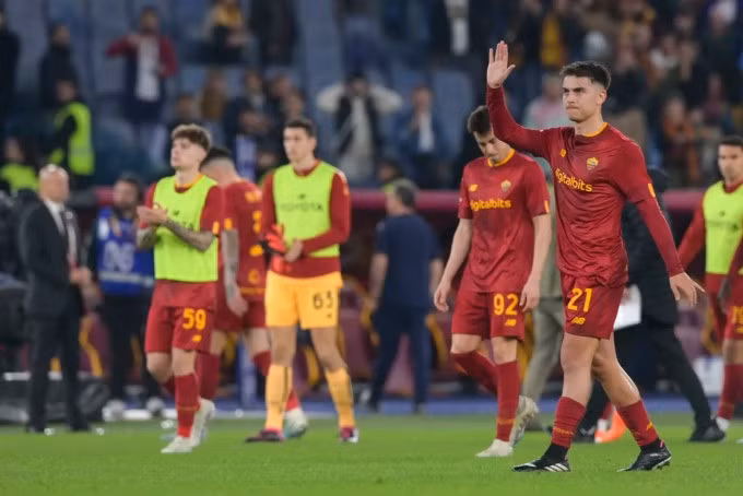 Dybala vẫy tay cảm ơn CĐV Roma sau trận thua Sassuolo ở vòng 26 Serie A trên sân Olimpico ngày 12/3. Ảnh: asroma.it