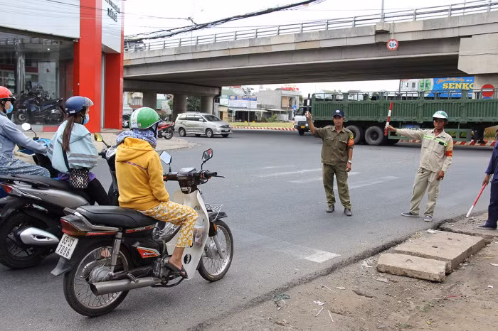 Biệt đội xe ôm ngăn tai nạn ở ngã tư “tử thần” 1