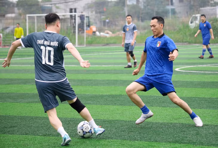 Trận chung kết hấp dẫn giữa Đoàn thanh niên Cục thuế tỉnh (áo xám) và Trung tâm Truyền thông tỉnh (áo xanh).