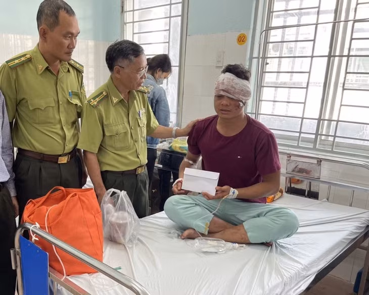 Lãnh đạo Chi cục Kiểm lâm Đồng Nai thăm hỏi, động viên kiểm lâm viên Chìu Văn Hai, kiểm lâm của Vườn quốc gia Cát Tiên. Ảnh: Hà Anh Chiến