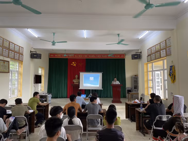 Trung tâm TGPL nhà nước tỉnh (Sở Tư pháp) tổ chức hội nghị TGPL cho người dân tại xã Hoành Mô, huyện Bình Liêu. Ảnh: Vũ Uyên (CTV)