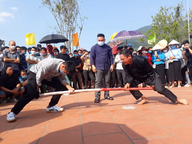Thi đấu đẩy gậy tại Ngày Kiêng gió (Bình Liêu) năm 2022.
