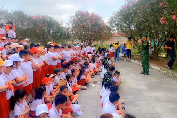 Tuyên truyền ý nghĩa đường biên, cột mốc cho học sinh, ĐVTN. Ảnh: CTV Đồn BP CKQT Móng Cái