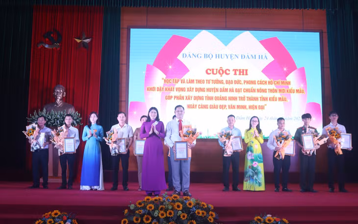 Đồng chí Đỗ Thị Ninh Hường, Tỉnh ủy viên, Bí thư Huyện ủy trao giải cho đội đạt giải Nhất cuộc thi.