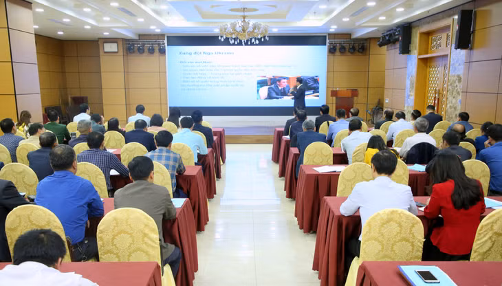 Ông Đồng Huy Cương, Trưởng Ban Công tác đa phương, Viện trưởng Viện nghiên cứu quốc tế và đối ngoại nhân dân thuộc Liên hiệp Các tổ chức hữu nghị Việt Nam, trình bày các chuyên đề tại buổi tọa đàm.