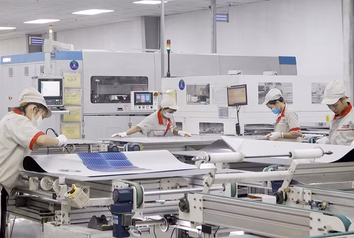 Sản xuất pin năng lượng mặt trời tại Công ty cổ phần Việt Nam Sunergy (100% vốn đầu tư Nhật Bản), Khu công nghiệp Đình Trám, tỉnh Bắc Giang. (Ảnh ĐỒNG THÚY)