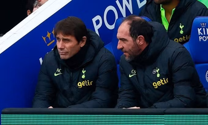Conte (trái) ngồi bên Stellini trong trận Tottenham thua Leicester City 1-4 trên sân King Power ngày 11/2. Ảnh: AFP