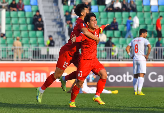 Khuất Văn Khang (số 10) mừng bàn gỡ hòa cho Việt Nam ở đầu hiệp hai. Ảnh: AFC.