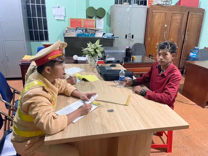 Thanh niên vác kiếm hù dọa người dân bị tạm giữ ngay trong đêm - Ảnh: CA
