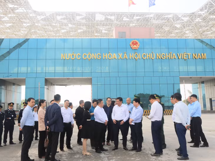 Đoàn công tác đến thăm, làm việc tại Cửa khẩu Bắc Luân II.