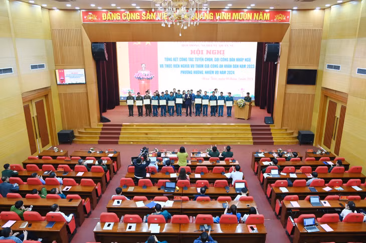 Lãnh đạo UBND TX Đông Triều trao khen cho các tập thể, cá nhân có thành tích xuất sắc trong trong công tác tuyển chọn, gọi công dân nhập ngũ và tham gia nghĩa vụ Công an nhân dân năm 2023.