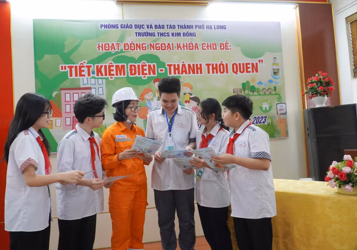 Công nhân Điện lực TP Hạ Long tuyên truyền về sự kiện Giờ Trái đất năm 2023 tới các em học sinh Trường THCS Kim Đồng (TP Hạ Long).