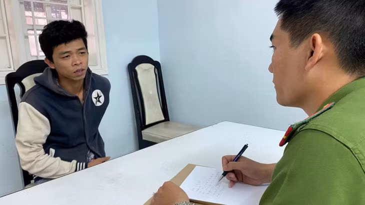Nghi phạm tại cơ quan công an - Ảnh: H.B.