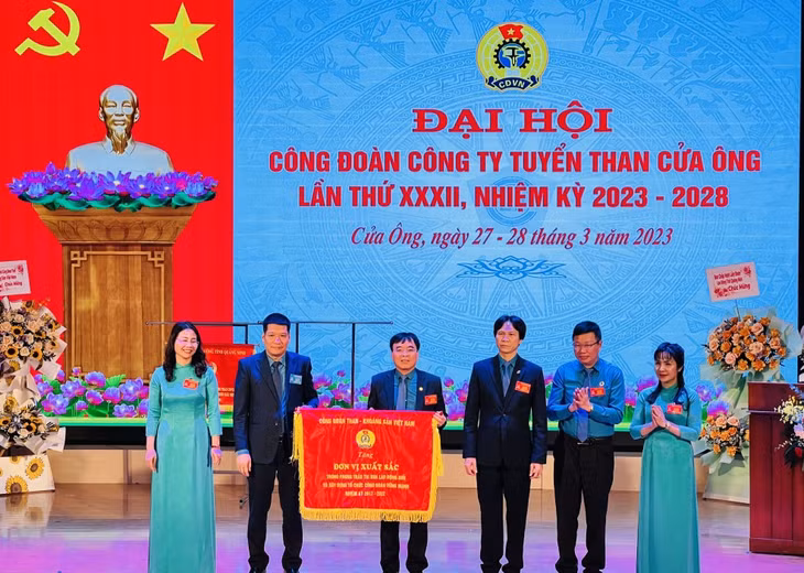 LĐLĐ tỉnh tặng cờ cho Công đoàn Công ty Tuyển than Cửa Ông.