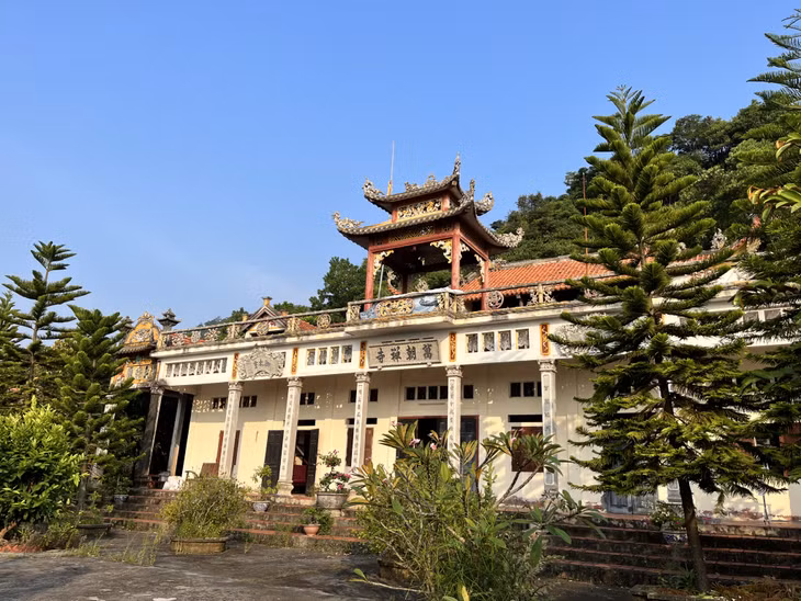 Chùa Vạn Triều được phục dựng vào năm 2000.