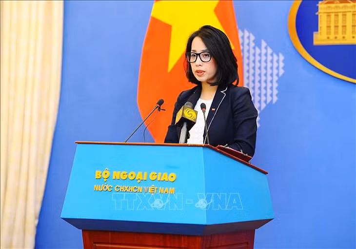 Phó Phát ngôn Bộ Ngoại giao Phạm Thu Hằng trả lời các câu hỏi của các cơ quan báo chí. (Ảnh: TTXVN)