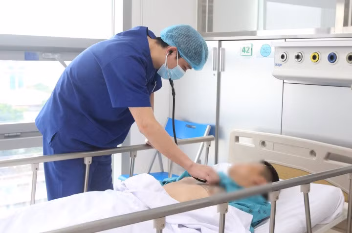 Quy trình sơ cứu và cách cấp cứu đột quỵ đúng, nhanh chóng sẽ giúp tăng cao tỷ lệ sống sót và hồi phục cho người bệnh. (Ảnh minh họa)