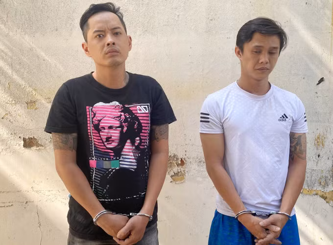 Trương Minh Thiện (trái) và Trương Vĩnh Xương tại cơ quan điều tra. Ảnh: Quốc Thắng