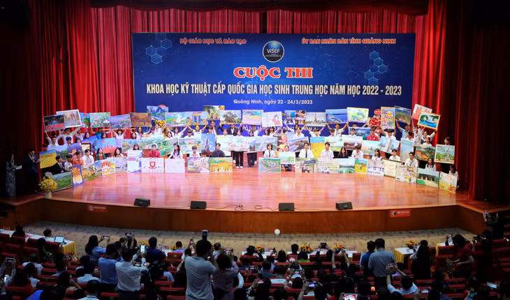 Các em học sinh tham dự Cuộc thi khoa học, kỹ thuật học sinh trung học lần thứ 11, năm học 2022-2023 tự tin giới thiệu về địa phương, đơn vị mình tại lễ khai mạc