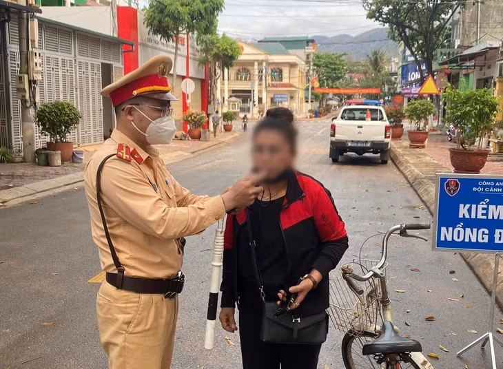 Người phụ nữ ở Sơn La vi phạm nồng độ cồn. Ảnh: Công an huyện Yên Châu