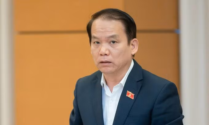 Chủ nhiệm Ủy ban Pháp luật Hoàng Thanh Tùng báo cáo thẩm tra dự án Luật Căn cước công dân sửa đổi, sáng 17/3. Ảnh: Phạm Thắng