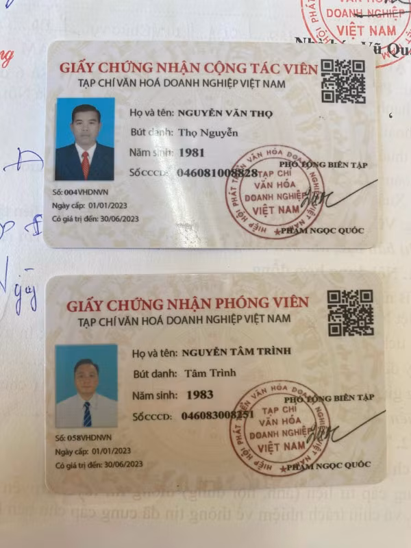 Giấy chứng nhận phóng viên và cộng tác viên bị Công an thu giữ.