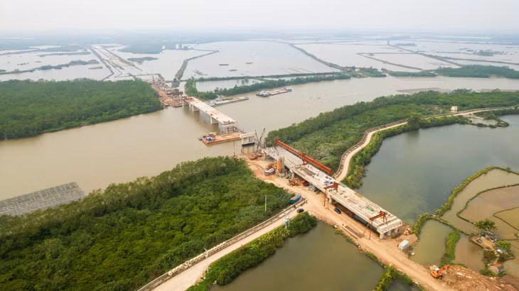 Cầu sông Chanh 3 (thuộc Dự án đường ven sông kết nối từ đường cao tốc Hà Nội - Hải Phòng đến thị xã Đông Triều) đang được triển khai.