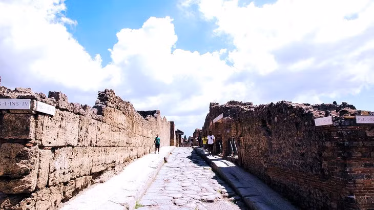 Cuộc khai quật tàn tích Pompeii và các khu vực xung quanh vào giữa thế kỷ 18 được coi là đánh dấu sự khởi đầu của ngành khảo cổ học hiện đại . Ảnh: UPL