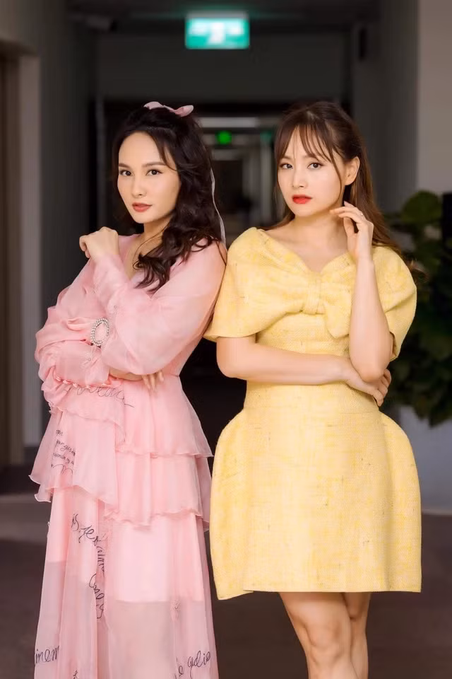 Bảo Thanh và Lan Phương có chung phong cách trong lối ăn mặc và trang điểm.