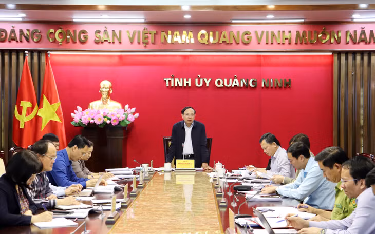 Đồng chí Nguyễn Xuân Ký, Ủy viên Trung ương Đảng, Bí thư Tỉnh ủy, Chủ tịch HĐND tỉnh, chủ trì cuộc họp.
