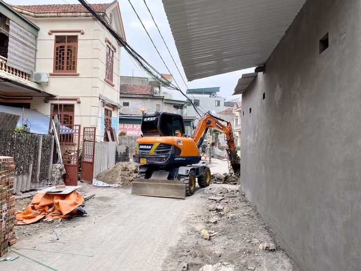 Với sự đồng thuận của người dân, việc thi công các tuyến đường diễn ra thuận lợi, nhanh chóng.