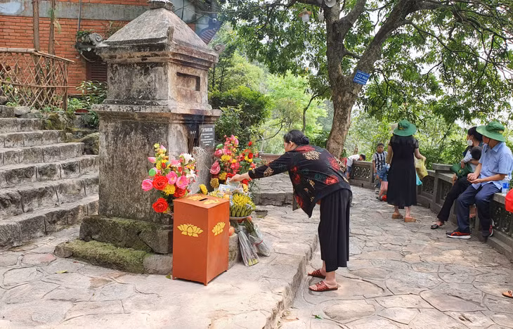 Khách du lịch đặt tiền giọt dầu tại Khu di tích và danh thắng Yên Tử.