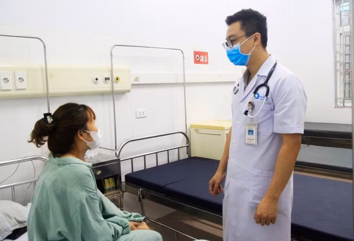 Bác sĩ thăm khám cho bệnh nhân L T T