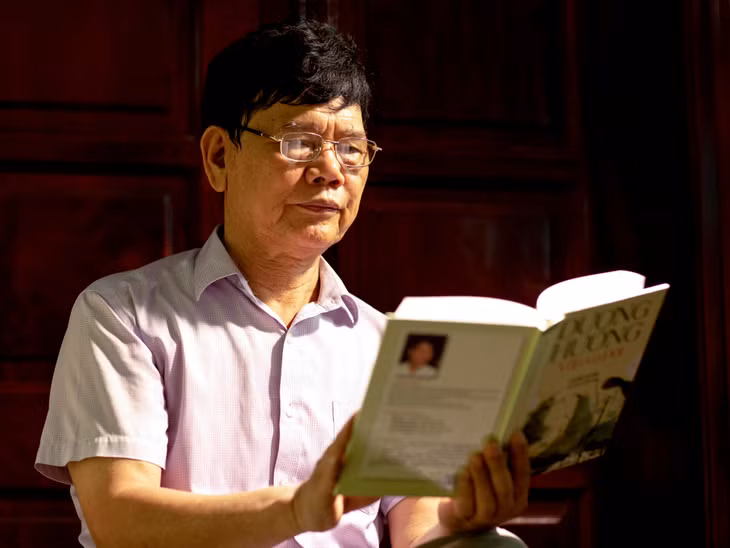 Nhà văn Dương Hướng đọc sách.