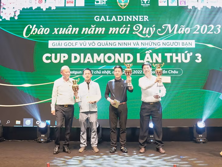 Ban Tổ chức trao cúp cho các golf thủ.