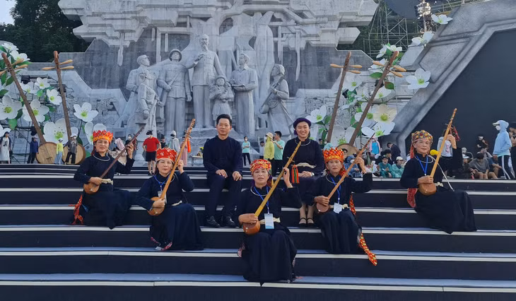 Đoàn người Tày Quảng Ninh tại lễ vinh danh. Ảnh: Tô Đình Hiệu (CTV).