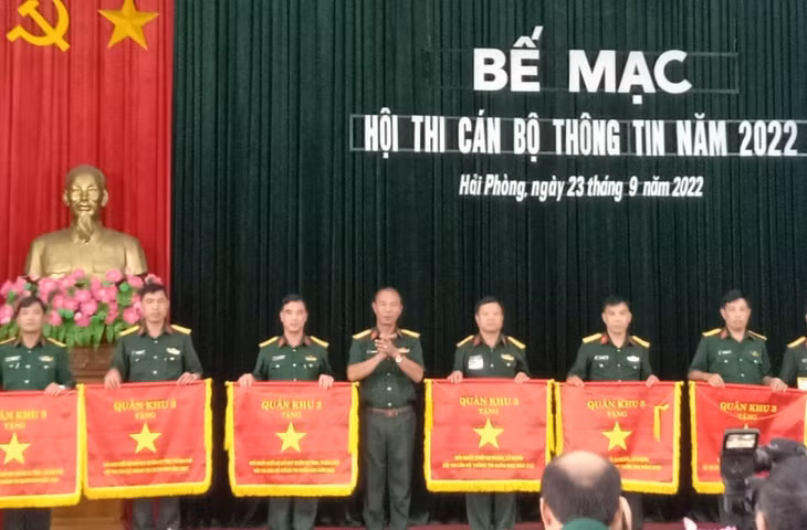 Đại tá Phạm Đức Tiếp, Phó Tham mưu trưởng Quân khu, Trưởng ban Tổ chức hội thi trao cờ cho các đơn vị đoạt giải.