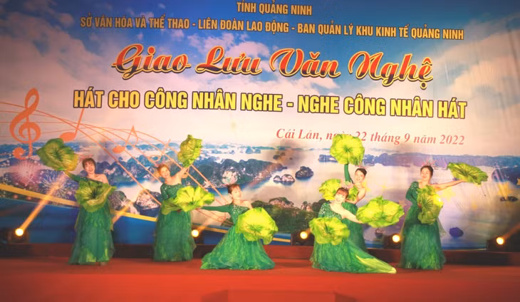 Một tiết mục trong chương trình giao lưu văn nghệ “Hát cho công nhân nghe - nghe công nhân hát” tại Khu công nghiệp Cái Lân, TP Hạ Long tối 22/9.